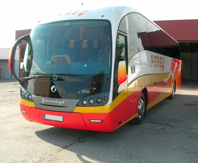 Autocares Hnos. Pérez Salinas autobus grande estacionado 