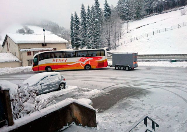 Autocares Hnos. Pérez Salinas autobús en carretera con nieve 