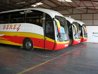 Autocares Hnos. Pérez Salinas tres autobuses estacionados 