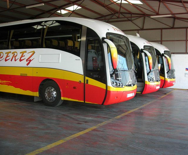 Autocares Hnos. Pérez Salinas tres autobuses estacionados 