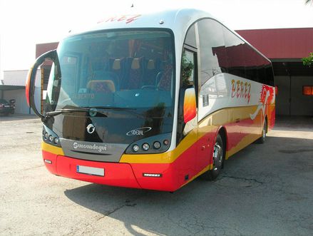 Autocares Hnos. Pérez Salinas autobus grande estacionado 